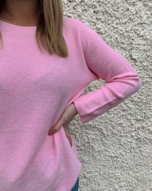 💗💗💗 
Färger till våren behövs verkligen, kolla in denna stickade tröjan från @martaduchateau , magisk✨ 
Pris: 400:-
#stickat #rosa #nyhet #färg #presentshopenkinnarp