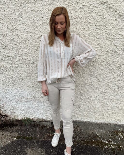 Nytt från @martaduchateau ✨ 
Denna supersöt blus har Isabell matchat med våra nya byxa, mycket stretch och magisk passform👏🏼
Blus 400:-
Byxa 500:-
#byxa #blus #beige #stretch #presentshopenkinnarp