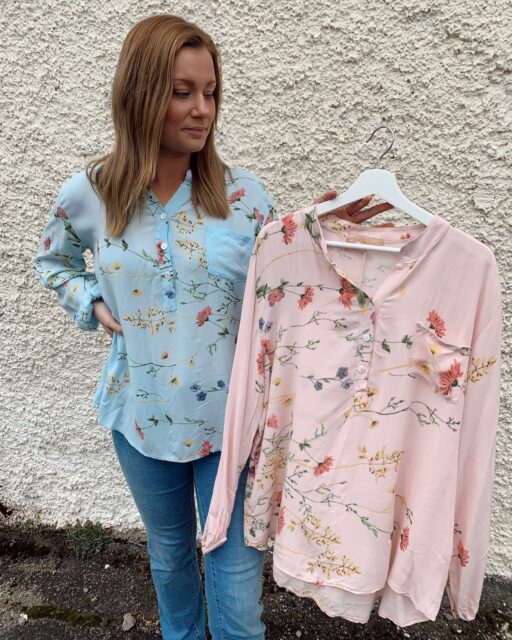 🌸🌸🌸 
Blommigt mönster på denna fina blus från @martaduchateau ger en riktiga vårkänslor🌿 Kom i rosa och blå. 
Pris: 400:-
#blus #blommigt #rosa @blå #vår #presentshopenkinnarp