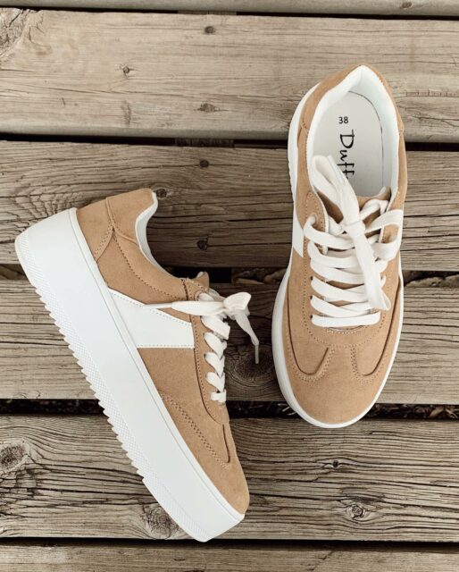 Vårnyhet från @duffy_shoes 🌿 
Beige mocka på en hög vit sula, stilren men supercool🙌🏼 
Pris 545:- 
#sneakers #skor #dam #vår #beige #sula #skoshopenkinnarp