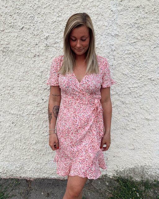 🌸🌸🌸
Denna har ni sett förut i en video, den är äntligen påfylld och finns i alla storlekar igen👏🏼
Pris: 285:-
#only #klänning #omlott #blommigt #rosa #presentshopenkinnarp