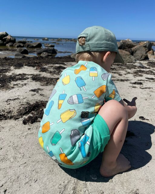 Idag är butikerna stängda och vi hänger med den tuffaT-shirten från @villervallaclothing på stranden ☀️🇸🇪

Glassprintet hittar ni i butiken både i den härliga gröna färgen men även i en fin rosa färg.

Vi ses imorgon onsdag igen då har vi öppet 10-18 som vanligt ☀️

#presentshopenkinnarp #villervalla #villervallaclothing #barnkläder