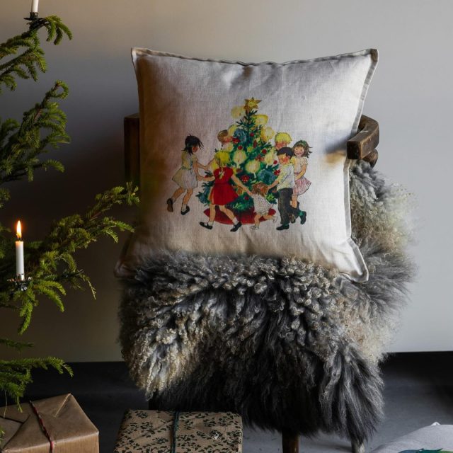Hur fint är inte kuddfodralet med Barnen i Bullerbyn? ❤️

349kr

#presentshopenkinnarp #storefactory #storefactoryscandinavia #barnenibullerbyn #astridlindgren