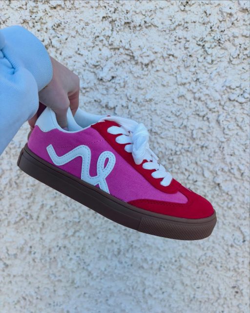 Hallihallå kolla in dessa OTROLIGA sneakers🥹😍✨
Så snygga och fräscha att traska omkring i till våren🌸☀️

Storlek 36-41 och kostar 600kr❣️

#skoshopenkinnarp