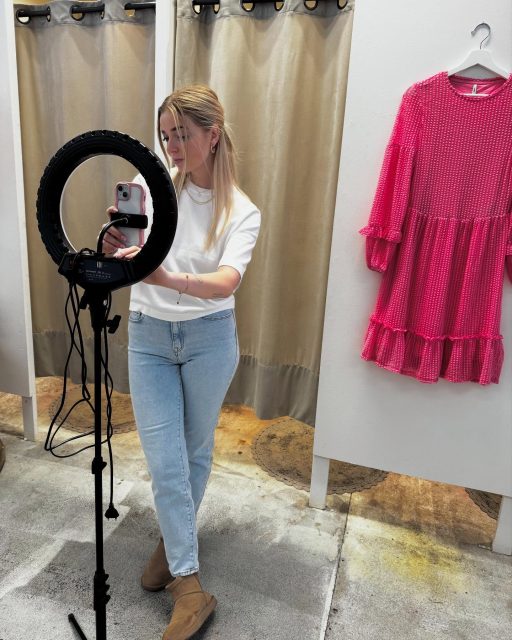 Två vita nyheter - en topp och en go tröja🤍

Nora fotar i en topp från Vero Moda (275kr)✨
Halsbanden är båda två från SNÖ (kedjan 399kr och hjärtat 299kr)❣️

Michaelas goa tröja kommer från Marta och har man väl fått på sig den vill man inte ta av den (450kr)🥹
Hennes halsband är också från SNÖ (399kr)✨

Visst är jeansen snygga?😍 Båda har på sig jeansen Emily från ONLY som är raka i modellen, stretchiga och sååå sköna (500kr)👖

PS: Vi hörde en fågel viska att tröjan från Marta precis kom i en rosa färg också🫣😍

#presentshopenkinnarp