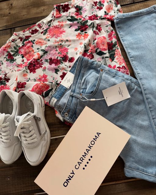 Nyheter från @onlycarmakoma 🌸💕
Storlek 42-54

Vi är så glada att det äntligen börjar komma in mer från CARMAKOMA, vårt Curve-märke som är relativt nytt hos oss!

Blus 200kr
Jeans 550kr
Sneakers (Rieker) 900kr

Välkomna in idag Söndag, 13-16 🌸💕

#presentshopenkinnarp #carmakoma #plussize #curvefashion #allastorlekarärvackra