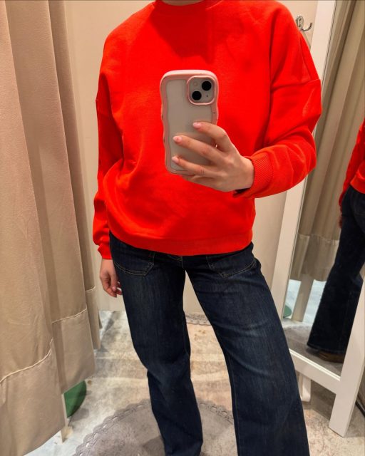 ❣️New in❣️ Vi bara älskar denna mjuka och goa sweatshirt från Vero Moda⚡️ Lång i modellen och så himla skön insida som känns så mjuk mot huden🥹

Snygga diskreta tryck så man får den där lilla detaljen också⚡️

350kr! Pangpris ju💥💥💥

#presentshopenkinnarp