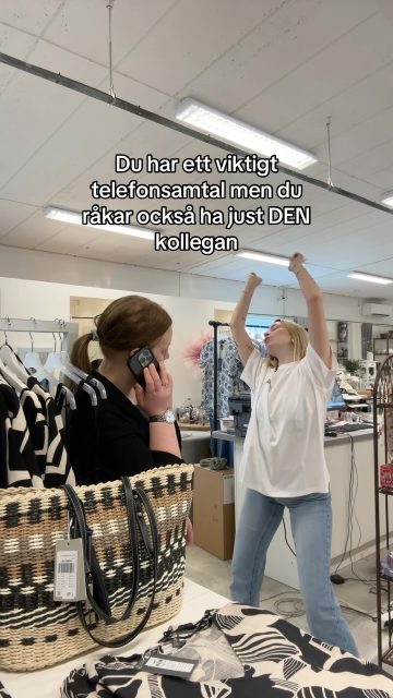 Ibland är det inte alltid lätt att bara ta ett samtal här i butiken… 
Har ni också en sån kollega/vän?😂😍

#presentshopenkinnarp #skoshopenkinnarp