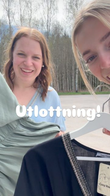 ‼️ AVSLUTAD ‼️
Vi firar våren med en UTLOTTNING av denna fina klänning från @cosy_house_fashion ☀️🌸

Reglerna är enkla, för att ha chansen för en valfri av dessa klänningar (Onesize 34-44) ska du göra följande:

• Kommentera vilken färg du önskar vinna
• Tagga en kompis som skulle vara snygg i klänningen
• Dela inlägget i din story (har du stängd profil skicka ett DM till oss med en skärmdump på delningen)

KLART! ✅ 

Vi kommer dra vinnaren under vår Liveshopping på Lördag klockan 9.00 så vi hoppas ju såklart att du kikar då 🥰 (Men vi skickar även ett DM till vinnaren)

#presentshopenkinnarp #cosyhousefashion #utlottning #webbshop #liveshopping