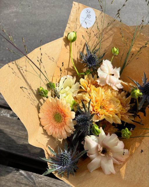 Lyllos oss som får ha @_blomsterfrojd_ ’s buketter hos oss🥹🫶🏼✨ 

Hon gör så himla fina blombuketter och nu kan ni köpa några av dom hos oss🌸🌼 

Priserna varierar lite beroende på bukett✨

#presentshopenkinnarp