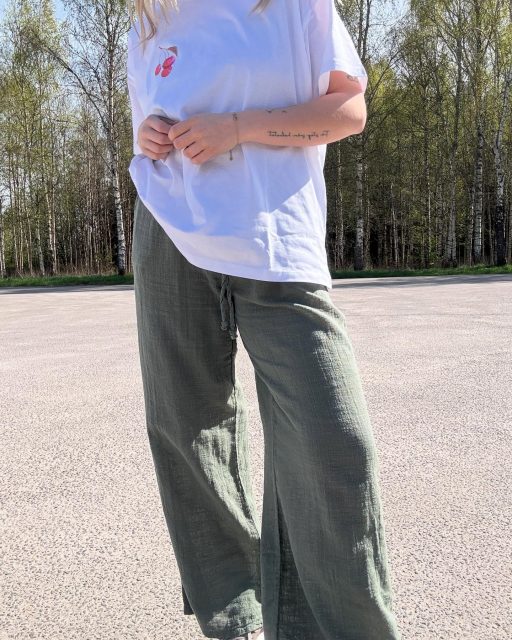❣️NEW IN❣️ asså aaaah KOLLA BYXAN vi fått från Jörlevik!! 

Det är alltså en tunn bomullsbyxa som har den där linnekänslan✨ Kom i dessa 3 färger!

One Size är det med stretchig resår i midjan som ni ser på bild 3👆🏼 Kostar 450kr⚡️

#presentshopenkinnarp