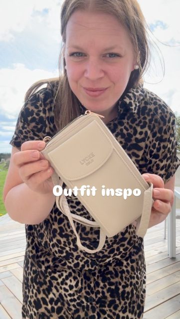 Här kommer en outfit inspo från CARMAKOMA! 😎

Ibland är det svårare att få till en bra video, framför allt när det blåser halv storm så håret och lappar flyger åt alla håll 🤭 Och dessutom en liten busig Alma som gärna också ville vara med, så ja hon fick vara med på ett litet hörn 😂😅

Hoppas du gillar klänningen, väskan och videon ❤️

Klänning storlek 42-50 400kr
Väska 350kr (Finns i fler färger)

#presentshopenkinnarp #carmakoma #plussize #curvefashion #allastorlekarärvackra #lyckeoslo #lyckebags #sajaconordic