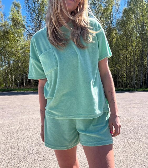 Detta snygga set landade precis i butiken och vi har längtat!!✨🫶🏼
Shorts och t-shirt i frotté-kvalitet (men är 80% bomull och 20% polyester)💛 Och färgerna är ju bara sååå härliga🥹

Topp kostar 330kr och bott kostar 300kr✨

#presentshopenkinnarp