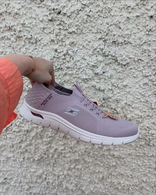 Nu har ÄNTLIGEN våra älskade Skechers börjat komma in till Skoshopen😍❣️✨

Idag kom det första lasset med dessa snyggingar och en otroligt gullig barnsko🥹 Fler Skechers är på ingång inom de närmaste dagarna så stay tuned😎

Hojta till om du har någon fråga om pris med mera✨

#skoshopenkinnarp