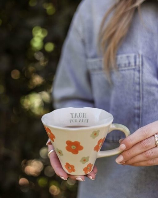 Muggarna från @majascottage är en fin present till någon du vill visa lite extra uppskattning.

Finns flera olika varianter i butiken 🛍️
165kr

#presentshopenkinnarp #majascottage #kaffekopp #stödjerbarncancerfonden