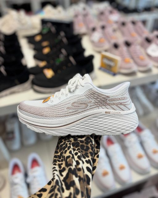Denna Skechers-dojjan packades upp alldeles nyss och den har en mix av alla funktioner vi älskar (plus att den är vrålsnygg)💁🏼‍♀️

• Slip-In modell som gör det möjligt att bara glida in i skon utan att använda händerna
• Snörning som gör att du ändå kan anpassa skon efter foten
• Maximal dämpning med Max Cushioning Elite sulan och lätt ULTRA GO-vaddering (vilket gör att den också är optimal för löpning)
• Du kan tvätta den i tvättmaskinen (så bra!)

Kostar 1799kr och finns i storlekarna 36-41✨

#skoshopenkinnarp