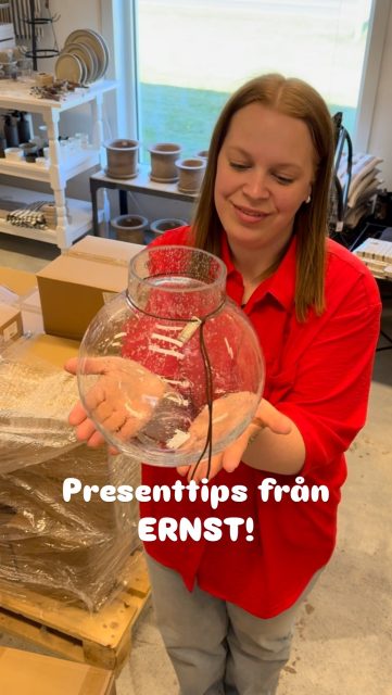 Presenternas tid är här - och vi laddar upp med klassiska och stilfulla produkter från @ernstform.se som brukar vara mycket omtyckta presenter 🤗

Och självklart hjälper vi dig att slå in presenten om du vill så är det bara att invänta festligheten sen 🥳🥂

Och du, självklart finns allt uppe i webbshopen också 🛍️💝

#presentshopenkinnarp #ernst #ernstform #ernstkirchsteiger #idetenklabordetvackra #presenttips #studentpresent #bröllopspresent #examenspresent #morsdagspresent #heminredning