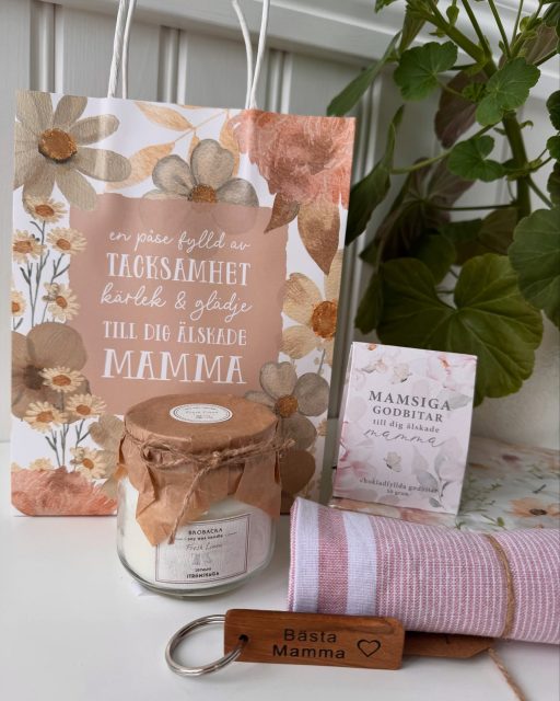 ✨💕🌸 BOKA MORSDAGS PÅSE 🌸💕✨

En vecka kvar till Morsdag och du kan nu boka denna ljuvliga påse från @majascottage som är fylld med:

• Servetter
• Doftljus
• Godsaker
• Nyckelring
• Kökshandduk

285kr ✨

Skicka ett meddelande för att boka din påse!
Och självklart går det att köpa bara påsen och fylla med vad man vill. Påsen kostar 35kr 💕

#presentshopenkinnarp #majascottage #mordsagspresent #morsdag #mammaärbäst