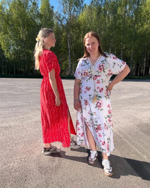 Klänningen som gjorde entré och i samma stund även succé har kommit i ytterligare 4 färger/mönster🤩

Som synes har vi klänningen med små blommor på i färgerna röd, rosa och blå samt en med stora blommor på med vit bas🤍
Kostar 495kr och är One Size✨

Psssst…🤫 —>Ni hittar dom även i vår webbshop!!! (Snart😅)

#presentshopenkinnarp