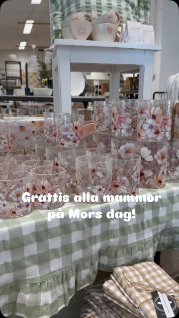 Mors dag och vi har öppet 13-16 om du behöver en sista minuten present 😉💕

På vårt fina bord som du ser i videon hittar du fina små presenttips, både till mamma men även fina små sommarpresenter!

Välkommen in 🤗💕☀️

#presentshopenkinnarp #majaslyktor #majascottage #fondacoab #differentdesignfbg #morsdag