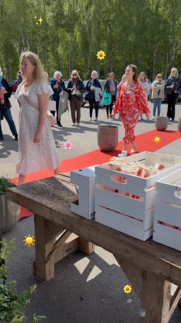 Vilken sommarfest det blev!!! Solen tittade till och med fram under modevisningen och det kändes som sommar där ett litet tag🥹☀️🙌🏼

Tack till er alla som kom förbi och kikade och shoppade🛍️

Vissa erbjudanden kommer också att gälla imorgon, så passa på att besöka oss imorgon mellan 13-16✨

Nu ska vi frossa i popcorn🫣🤭

#presentshopenkinnarp #skoshopenkinnarp
