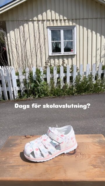 Skolavslutningar och sommarens alla andra tänkbara firande närmar sig - och kanske behöver kidsen lite nya fina skor?✨

Barnskor och sandaler kan ni hitta i mängder här inne i skoshopen🌸 Kom in och kika så hjälper vi er hitta det perfekta paret för deras fötter👣

#skoshopenkinnarp