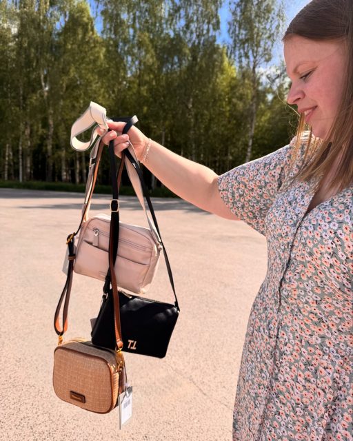 Det har packats upp nya väskor från @tamaris_official 😍

Någon liten, någon större, någon har matchande skor och någon klassisk - ja helt enkelt en väska för alla! ❤️ 💼 💃🏼

Bara att hojta om du har någon fråga ✨

Välkommen till oss!
Idag torsdag har vi öppet 13-16 🤗

#presentshopenkinnarp #skoshopenkinnarp #handväska #väska #tamaris #tamarisbags