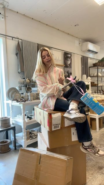 Vi har knäckt koden för hur vi lockar Michaela till att plocka upp leveranserna📦💁🏼‍♀️ 

Nu lär lådorna FLYGA upp här inne🥳

#presentshopenkinnarp #skoshopenkinnarp