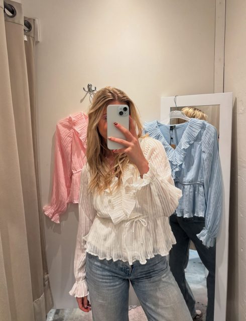 Hallihallå KOLLA IN denna blusen från Vero Moda!!! Hur fin?🥹🫶🏼 

Den har liksom allt man behöver och sitter dessutom väldigt gött på kroppen sin✨

450kr för denna snyggingen🤩 
Storlek XS-XL!

#presentshopenkinnarp
