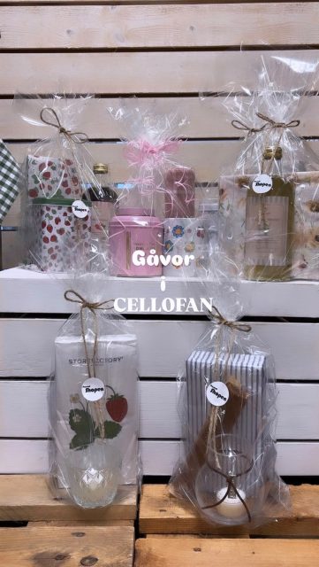 Ni vet väl att vi har perfekta små gåvor redo för er i cellofan?✨

Och självklart kan vi fixa en fin cellofan-inslagning till annat i butiken som ni väljer själva! Bara att plocka ihop era favoriter så fixar vi ett paket🥳

#presentshopenkinnarp