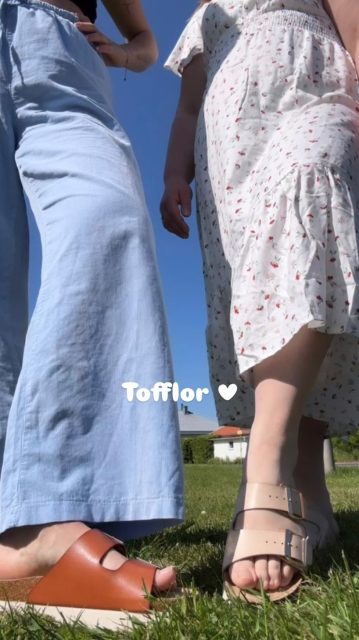 🤍TOFFLOR🤍

Okej men alla kan vi hålla med om att det är så smidigt att bara kliva i ett par och traska iväg💁🏼‍♀️ 

Dessutom är dom ju så himla snygga!! Så det är ju också det perfekta fot-plagget till exempelvis en kjol eller klänning✨🫶🏼

Priser hittar vi i videon📸

#skoshopenkinnarp