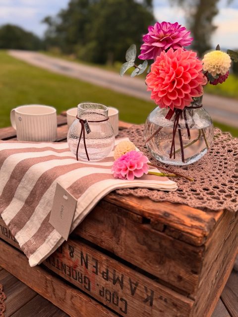 Sommarinspiration 🌸

Den mycket omtyckta tabletten Britta har kommit hem igen, svep för att se alla 3 färgerna 💫

Och dahliorna blommar för fullt hos Michaela, odlar du Dahlior? 🌸

#presentshopenkinnarp #ernst #ernstform #idetenklabordetvackra #fondaco #fondacoab #bordstablett
