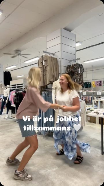 Semestern kanske är slut men inte är vi ledsna för det 🥳🫶🏻

Okej nästan, Michaela har fortfarande liiite semester några veckor till 🤭

Glad Fredag 🤗

#presentshopenkinnarp #skoshopenkinnarp #kärlekpåjobbet #kulpåjobbet #workbesties❤️