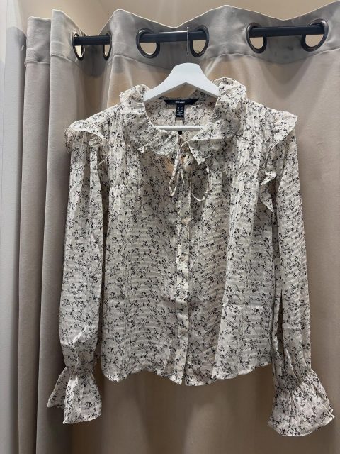 New in❣️ Såå snygg blus som har landat hos oss! Supersöt krage och så fina ärmar✨

Något genomskinlig som ni ser (så kanske inte ha en grön bh under som Nora om ni såklart inte tyckte att det var snyggt😅)!

Kostar 350kr✨

#presentshopenkinnarp