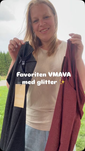Har du en fin Söndag? 🤗

Jag hoppar in här med ett litet söndagstips - nämligen T-Shirten ”VMAVA” med glitter som varit en riktigt stor favorit tidigare säsonger!

Perfekt att både klä upp och klä ner då den är fin som den är men också väldigt skön under tex en kavaj! Det som också är bra är att den matchar sommarens nederdelar precis lika bra som hösten och vinterns 🙌🏻

Blir din för 235kr ✨

/Michaela 👋🏻

#presentshopenkinnarp #veromoda #tshirt #vmava