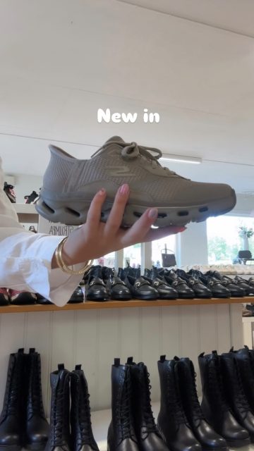 Nu har en av höstens Skechers traskat in i Skoshopen👠👟
Tjohoo!!

Storlek: 36-41
Pris: 1599kr
✨✨✨

#skoshopenkinnarp