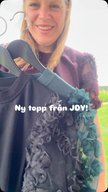 En topp - 3 färger! 🌿

Kanske känner du igen den? För vi har haft den tidigare med lång ärm och nu kom den med en kort ärm och i dessa 3 härliga färger 😎

300kr
XS-XL

#presentshopenkinnarp #jdy #jacquelinedeyong