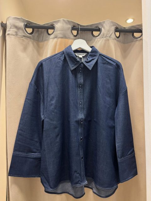 Kanske är det gött att dra på sig något över tishan när det nu blir lite kallare i luften?✨
Exempelvis en jeansskjorta eller en söt kofta med hjärtan som knappar🥹

Skjorta: 500kr
Kofta: 375kr

Under är en snygg röd-randig tisha från JDY❣️ 260kr!

#presentshopenkinnarp