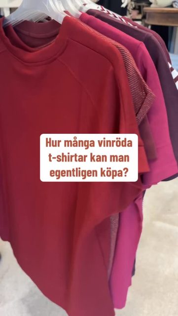 Ja hörni, hur många vinröda tishor kan man egentligen köpa in till butiken?🤔 
Rätt svar: MÅNGA❣️❣️❣️

#presentshopenkinnarp