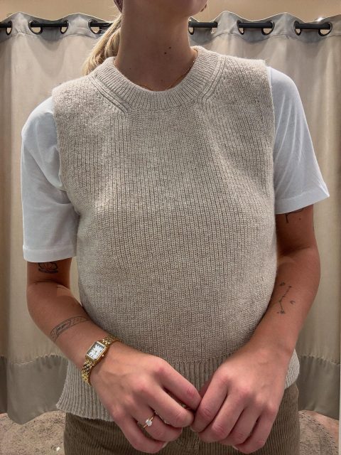 En snygg höst-outfit som ändå känns lite ljus och härlig! Perfekt för mellan-perioden som är just nu☀️🍁

Totalt ÄLSKAR byxorna i manchester! Modellen är flared, så tajtare om låren och vida nertill🤎 Kostar 500kr!

Den stickade västen kostar 325kr🤍

#presentshopenkinnarp