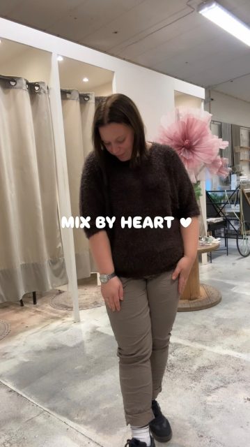 SE HIT HÖRNI💥💥💥 Vi har fått ett nytt märke i butiken!! 
Låt oss presentera: MIX BY HEART🤍

Storlekar är antingen One Size eller dubbelstorlekar S/M samt L/XL✨

Kika på videon för att se en liten del av allt fint vi har fått in🥹

#presentshopenkinnarp