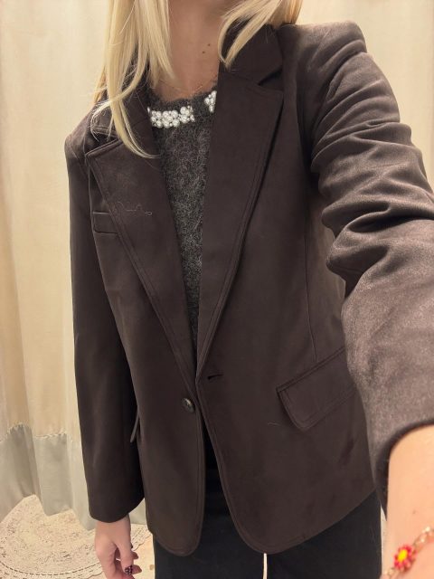 Wow wow WOW! Höstens stora färg brunt fortsätter att komma in i butiken och titta bara på denna kavajen🤎 Hur snygg!?🤩
Pris: 700kr
Storlek: 34-42

Och under kavajen har vi en så fin kofta med pärlor kring halsen - också WOW✨ Finns i brunt och grått (sista bilden)🫶🏼
Pris: 550kr
Storlek: XS-XL

#presentshopenkinnarp