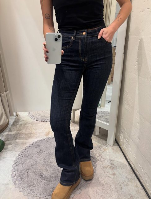 Här har ni ett par riktigt snygga jeans i en lite mörkare tvätt👖🤩 Mid rise och flared✨

Pris: 550kr

#presentshopenkinnarp