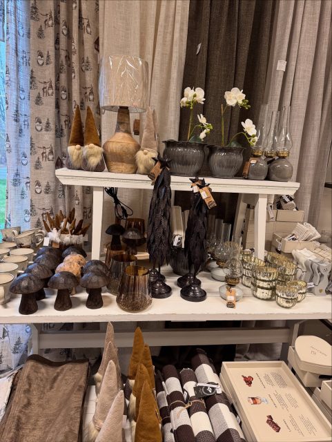 Okej Hörrni, tycker du det är lite tidigt med julsaker så scrolla vidare, för här bjuder vi dig på en bildbomb från butiken som blir mer och mer julig för var dag 🤭📸✨

Vilken bild gillar du bäst? ✨❤️

#presentshopenkinnarp #julpynt #julsaker #julinredning #adventspynt #advent #alotdecoration #mittochditt #miljogarden_ #differentdesignfbg #fondacoab #recycledbywille