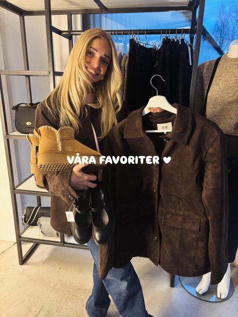 Nu när det kommit in så mycket nytt i butikerna så är det dags för oss att visa upp våra favoriter igen✨ Nora får dra igång det denna gången🧚🏻

1. SÅ snygg kavajjacka i mockaimitation🤎 850kr
2. Otroliga små söta skor som vi tycker det är så snyggt att ha en vit strumpa i🥹 550kr
3. Goa Uggs med platåsula!! Varma och mysiga☁️ 700kr

#presentshopenkinnarp #skoshopenkinnarp