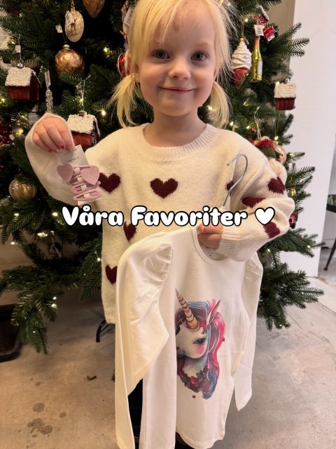 Alma följde med mamma Michaela till butiken häromdagen och även hon ville visa upp sina favoriter så här kommer hennes 3 favoriter från butiken just nu 💕

1. Hårspännen i favoritfärgen 60kr
2. Enhörningar är också en stor favorit just nu så valet var enkelt när hon fick syn på denna fina tröja, 160kr
3. Den första favoriten hon valde var den urfina stickade tröjan med hjärtan, 300kr

Tröjorna finns i storlek 86-116, och alla 3 favoriter kommer från @nameitsverige ✨

Och du, glöm inte att ge henne en massa kärlek genom att gilla bilden 🫶🏻✨💕

#presentshopenkinnarp #vårafavoriter #nameit
