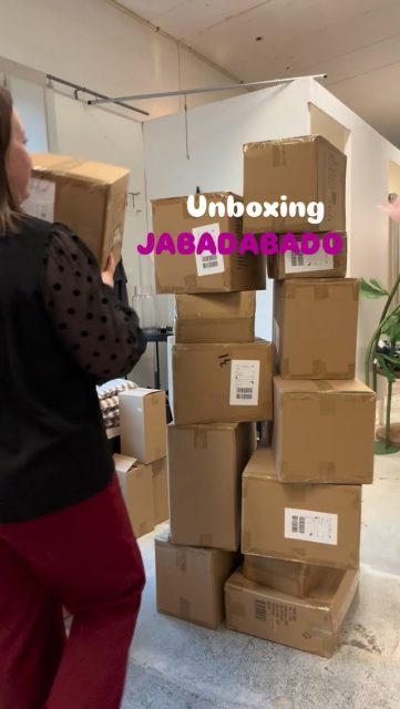 Vi har fått en leverans från @jabadabado_official 🤩

Michaela unboxar en del utav det tillsammans med dig ✌🏻✨

Kanske ser du en Julklapp eller två 🎁🎅🏻

#presentshopenkinnarp #jabadabado