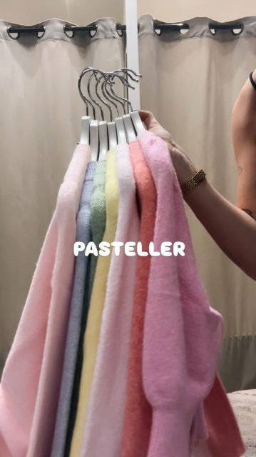 Mitt i decembers röda, vita och glittriga så slänger vi in lite våriga pasteller🩷💛🧡 Vi ska absolut inte spränga ditt flöde med vårens plagg ÄN, men vi ville bara visa att det börjar komma in i butiken🫶🏼

Liiiiite sugen är man ju ändå🌸 Och om inte annat så är väl en vårig tröja = en toppenbra julklapp🎁

Alla priser ser ni i videon📸

#presentshopenkinnarp