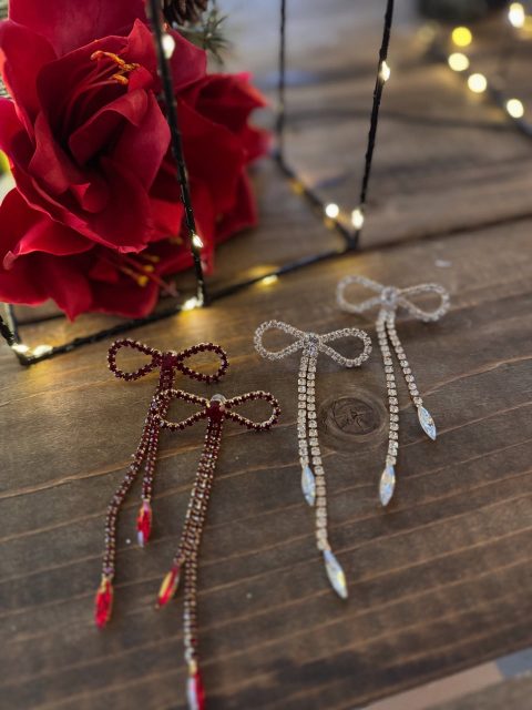 NYHET FRÅN @bow19details ✨

Underbara örhängen med gnistrande stenar, vita eller röda ✨

299kr

#presentshopenkinnarp #bow19 #örhängen