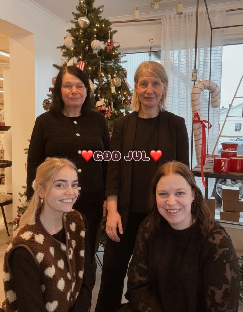 God jul till er alla önskar vi❤️ Hoppas ni får en supermysig och härlig jul så ses vi snart igen🎄 Ta hand om dig och varandra❤️‍🩹
/Camilla, Alexandra, Michaela, Nora

#presentshopenkinnarp #skoshopenkinnarp